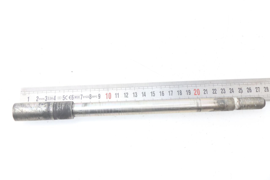 photo de FRONT WHEEL AXLE YAMAHA X-MAX XMAX 125 (2010 - 2013) - Zoom on usage condition