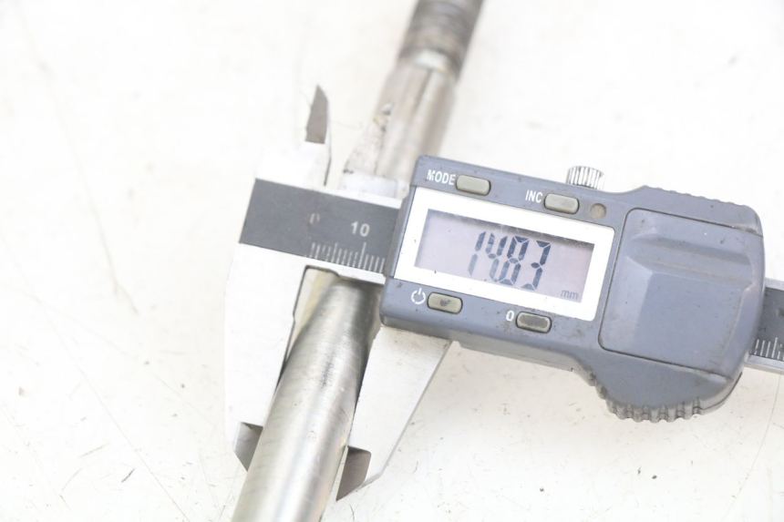 photo de FRONT WHEEL AXLE YAMAHA X-MAX XMAX 125 (2010 - 2013) - Technical close-up