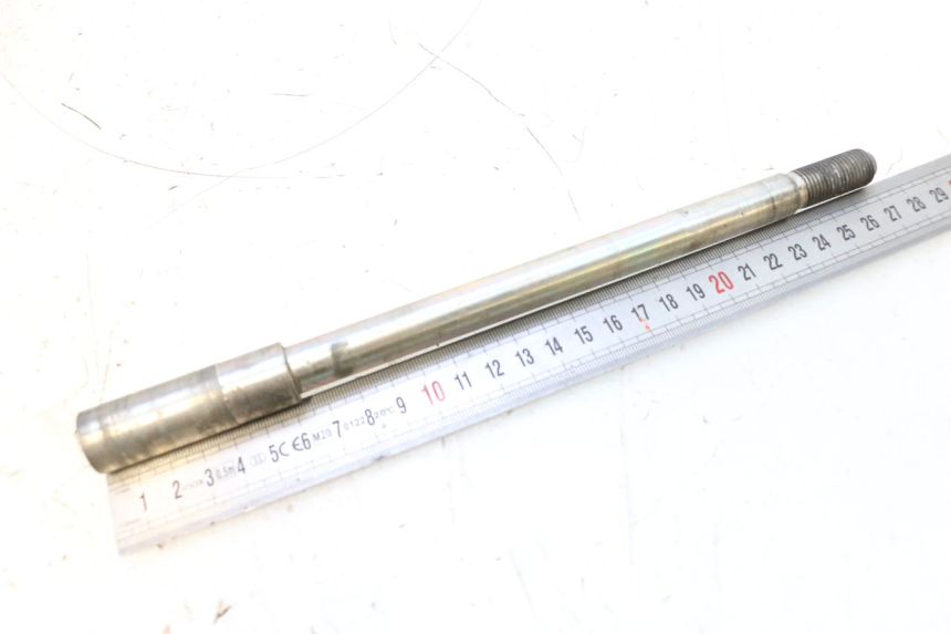 photo de FRONT WHEEL AXLE YAMAHA X-MAX XMAX 125 (2010 - 2013) - Zoom on usage condition
