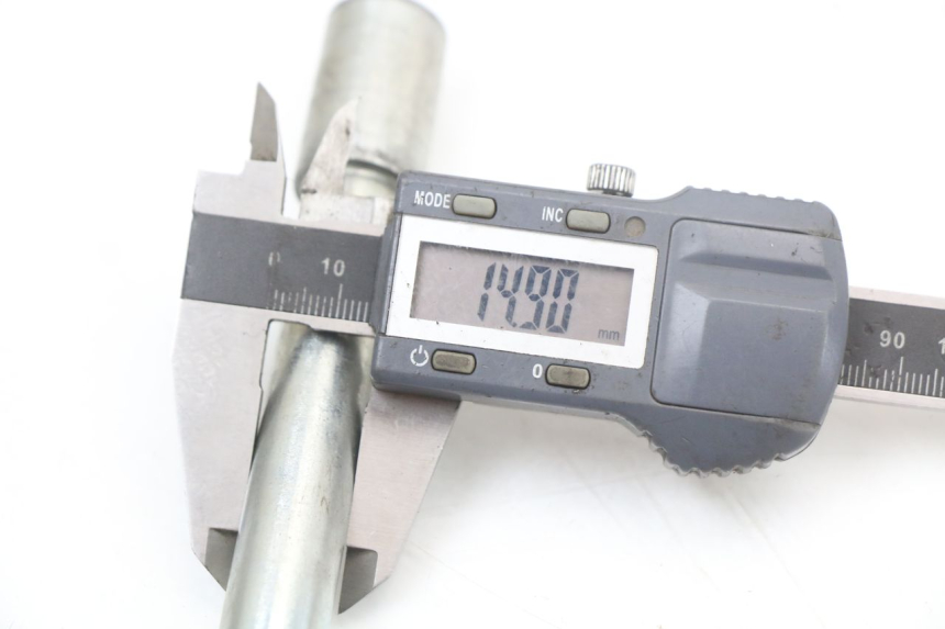 photo de FRONT WHEEL AXLE PIAGGIO X8 125 (2004 - 2007) - Alternative perspective