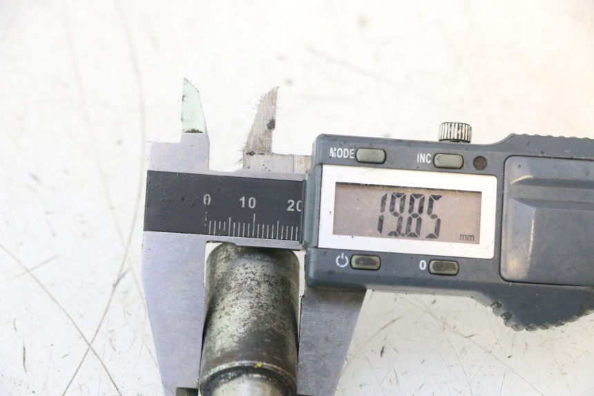 photo de FRONT WHEEL AXLE PIAGGIO X9 AMALFI 180 (2000 - 2003) - Surface and material condition