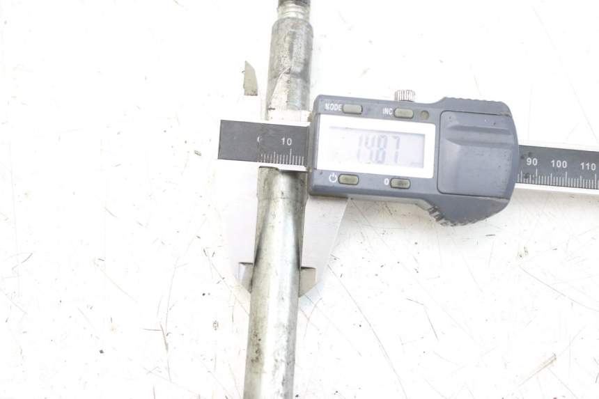 photo de FRONT WHEEL AXLE PIAGGIO X9 EVOLUTION 250 (2003 - 2007) - Technical close-up