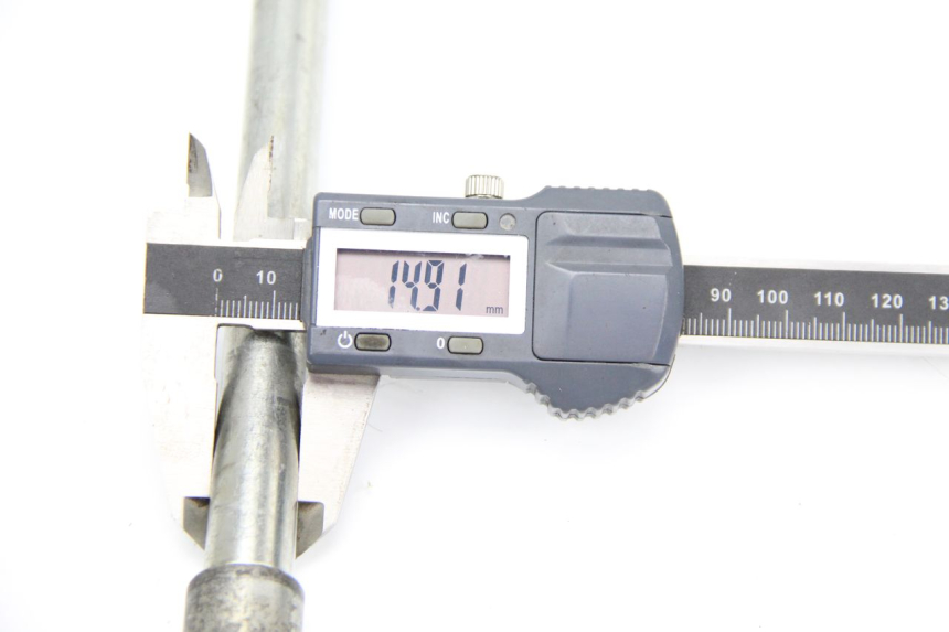 photo de FRONT WHEEL AXLE PIAGGIO X9 125 (2000 - 2003) - Alternative perspective