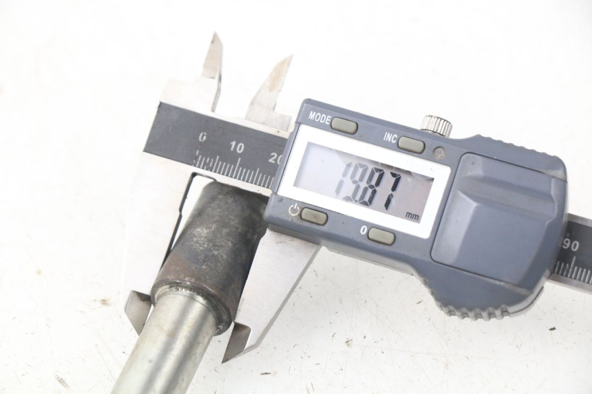 photo de FRONT WHEEL AXLE PIAGGIO X9 125 (2000 - 2003) - Alternative perspective