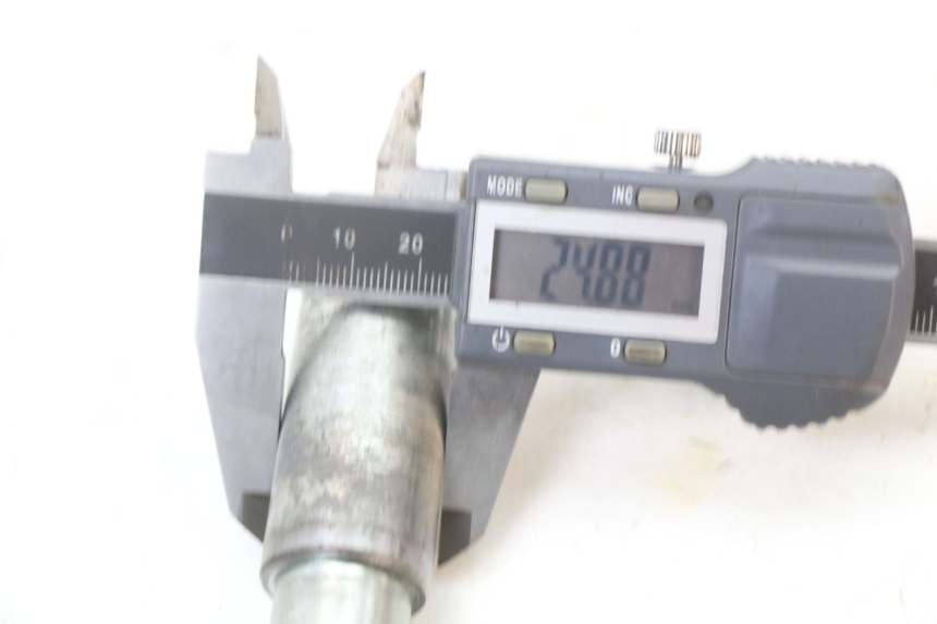 photo de Front wheel axle KYMCO XCITING 250 (2006 - 2009) - Technical close-up