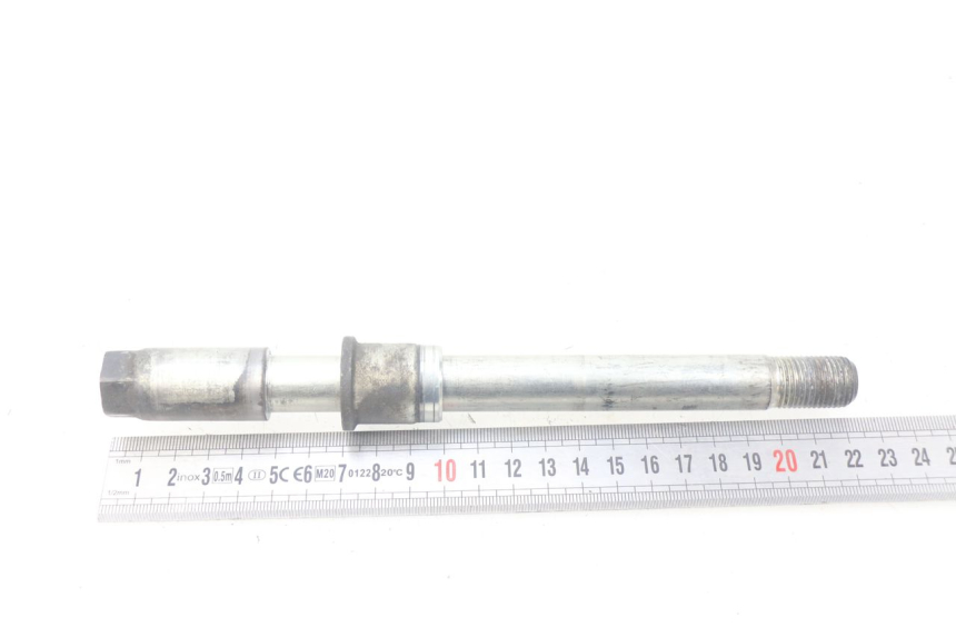 photo de FRONT WHEEL AXLE SUZUKI XF FREEWIND 650 (1997 - 2003) - Zoom on usage condition