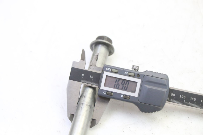 photo de FRONT WHEEL AXLE YAMAHA XJ6 ABS 600 (2008 - 2016) - Technical close-up