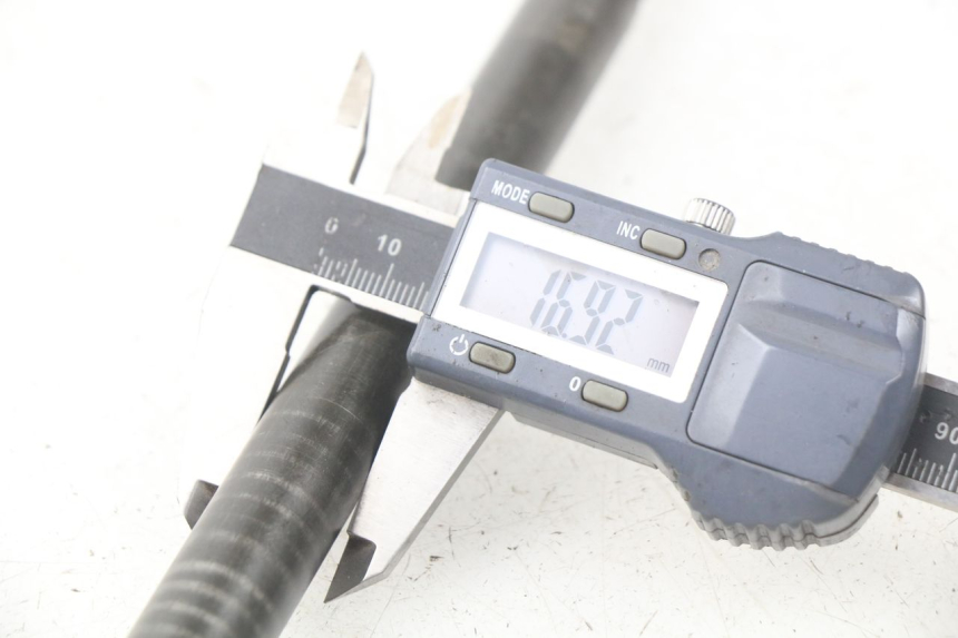 photo de FRONT WHEEL AXLE YAMAHA XJ600 XJ DIVERSION 600 (1992 - 1997) - Alternative perspective