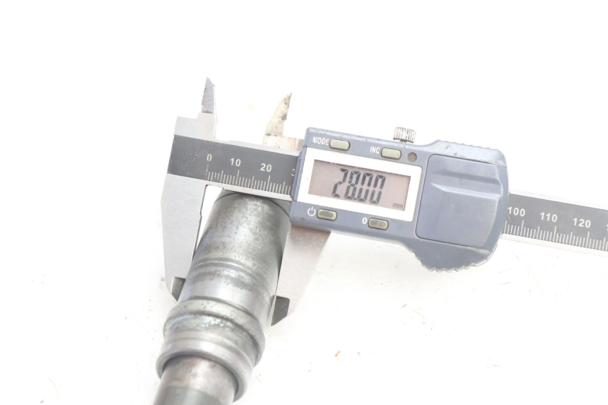 photo de FRONT WHEEL AXLE YAMAHA XJR 1300 (1998 - 2002) - Technical close-up