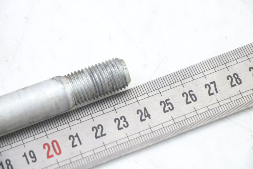 photo de FRONT WHEEL AXLE HONDA XLV VARADERO 125 (2000 - 2006) - Alternative perspective