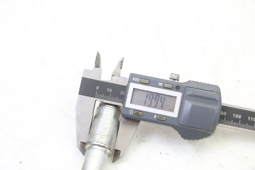 photo de FRONT WHEEL AXLE HONDA XLV VARADERO 125 (2000 - 2006) - Technical close-up