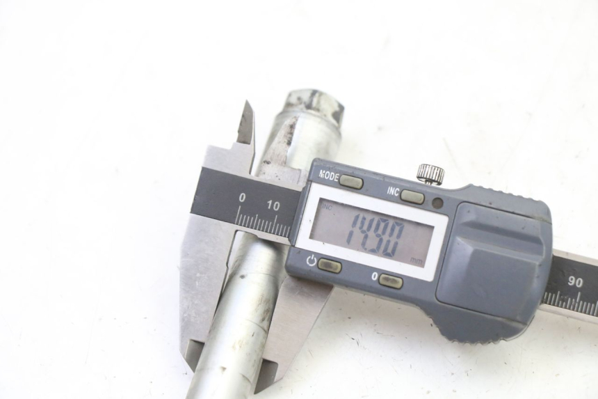 photo de FRONT WHEEL AXLE HONDA XLV VARADERO 125 (2000 - 2006) - Product overview