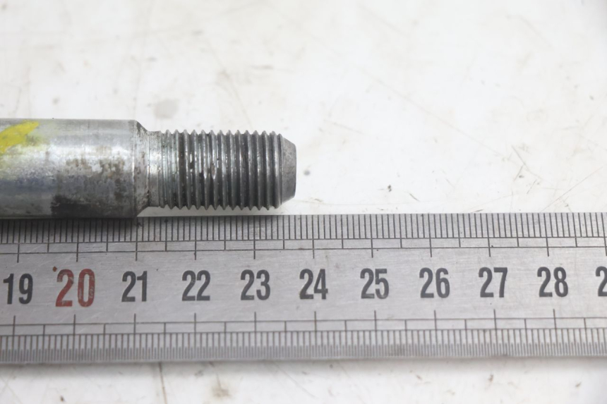 photo de FRONT WHEEL AXLE YAMAHA XV VIRAGO 535 (1988 - 2004) - Alternative perspective