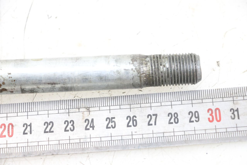 photo de FRONT WHEEL AXLE YAMAHA XVS DRAG STAR DRAGSTAR 650 (1997 - 2007) - Component detail