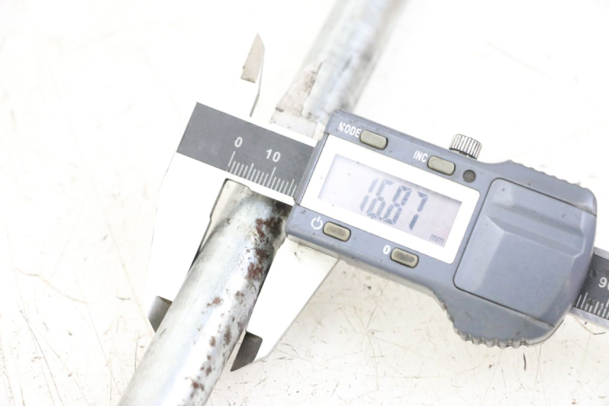 photo de FRONT WHEEL AXLE YAMAHA XVS DRAG STAR DRAGSTAR 650 (1997 - 2007) - Technical close-up