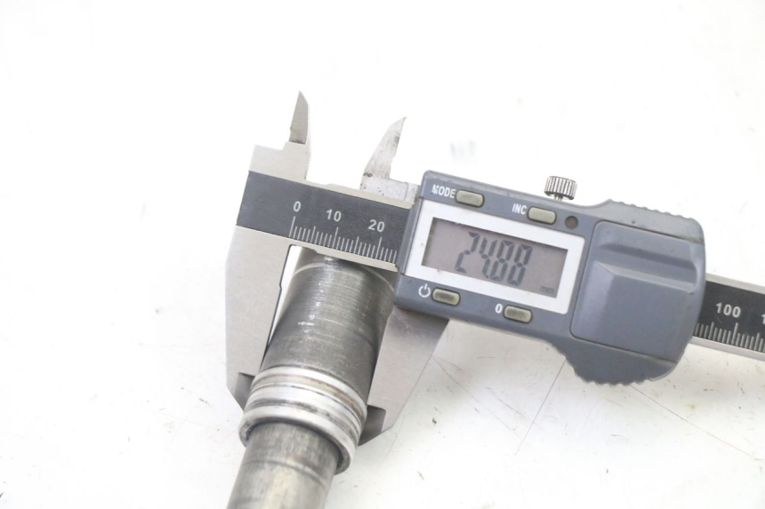 photo de FRONT WHEEL AXLE YAMAHA YZ-F YZF 250 (2007 - 2013) - Technical close-up