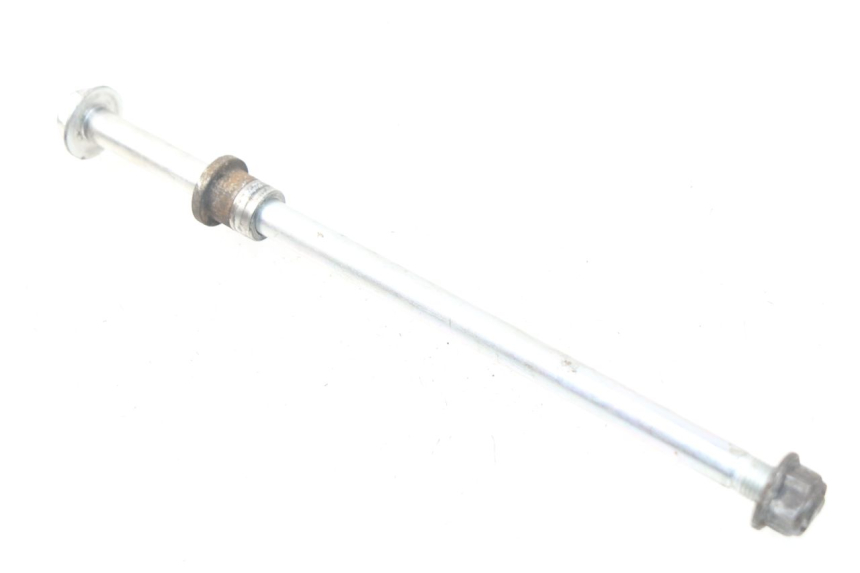 photo de FRONT WHEEL AXLE YAMAHA YP MAJESTY 125 (2007 - 2010) - Technical close-up