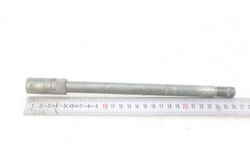 photo de FRONT WHEEL AXLE YAMAHA YP MAJESTY 400 (2004 - 2008) - Technical close-up