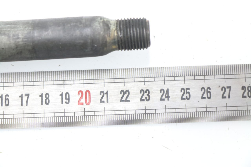 photo de FRONT WHEEL AXLE YAMAHA YZ 125 (1998 - 2005) - Component detail