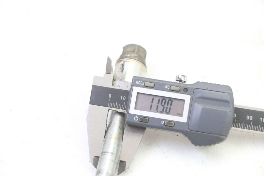 photo de FRONT WHEEL AXLE YAMAHA YZ 85 (2022 - 2025) - Technical close-up