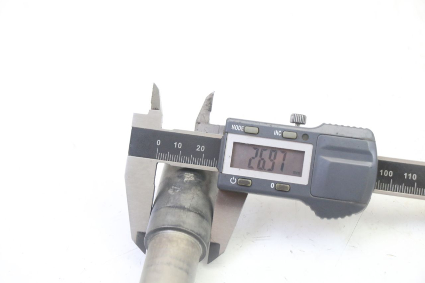 photo de FRONT WHEEL AXLE YAMAHA YZF YZ-F 450 (2014 - 2016) - Technical close-up