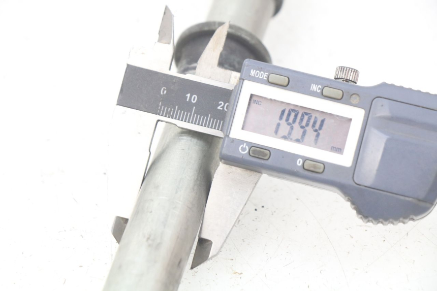 photo de FRONT WHEEL AXLE KAWASAKI Z S 750 (2003 - 2006) - Alternative perspective