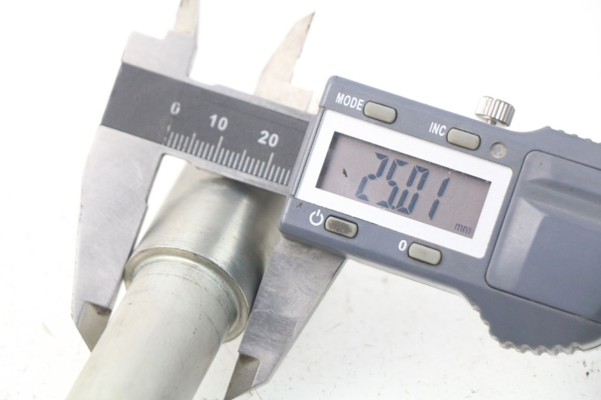 photo de FRONT WHEEL AXLE KAWASAKI Z Z900 900 (2017 - 2019) - Alternative perspective