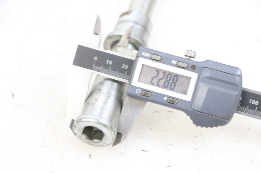 photo de FRONT WHEEL AXLE KAWASAKI ZR 7 750 (1999 - 2004) - Technical close-up