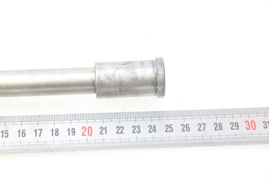 photo de FRONT WHEEL AXLE KAWASAKI ZR7 ZR-7 S 750 (1999 - 2004) - Zoom on usage condition