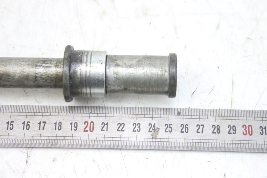 photo de FRONT WHEEL AXLE KAWASAKI ZX-6R ZX6R 600 (1995 - 1997) - Alternative perspective