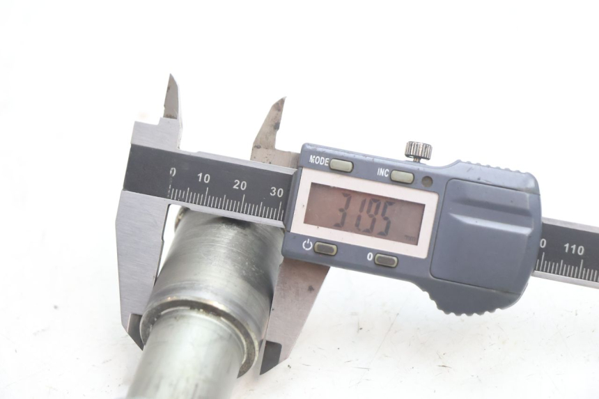 photo de FRONT WHEEL AXLE KAWASAKI ZX-6R ZX6R 600 (2000 - 2002) - Surface and material condition