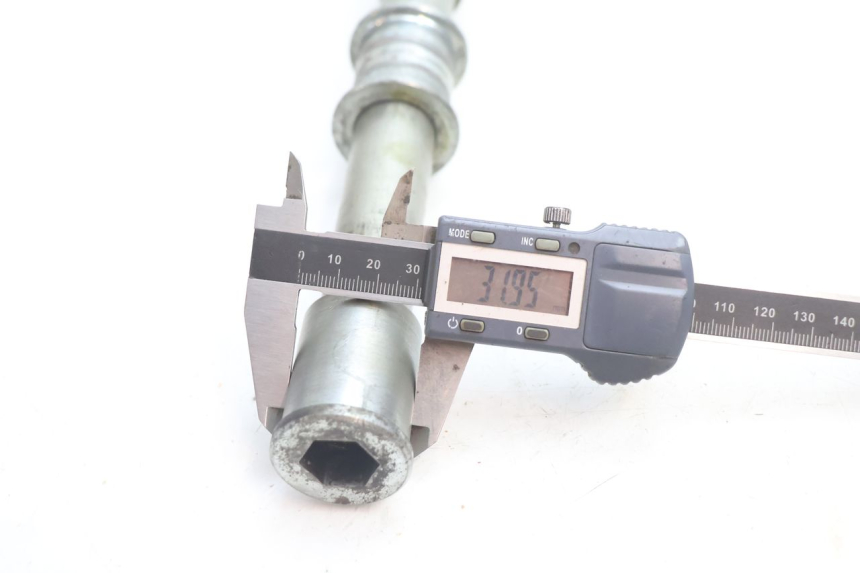 photo de FRONT WHEEL AXLE KAWASAKI ZX-6R ZX6R 600 (2000 - 2002) - Markings and original references