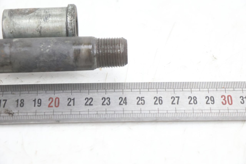photo de FRONT WHEEL AXLE KAWASAKI ZX-6R ZX6R 600 (1995 - 1997) - Alternative perspective