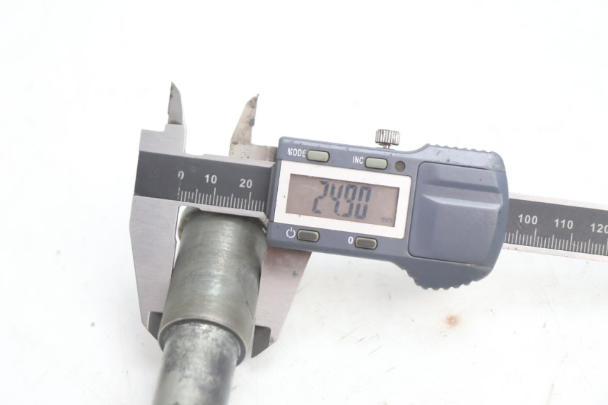 photo de FRONT WHEEL AXLE KAWASAKI ZX-6R ZX6R 600 (1995 - 1997) - Technical close-up