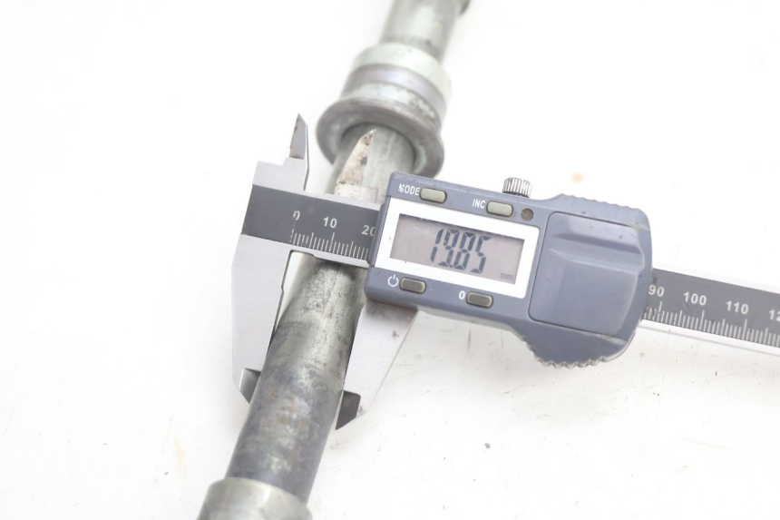 photo de FRONT WHEEL AXLE KAWASAKI ZX-6R ZX6R 600 (1995 - 1997) - Product overview