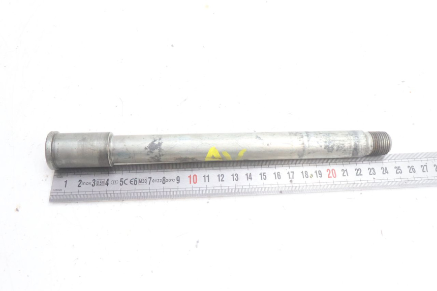 photo de FRONT WHEEL AXLE KAWASAKI ZZR 600 (1995 - 2004) - Zoom on usage condition