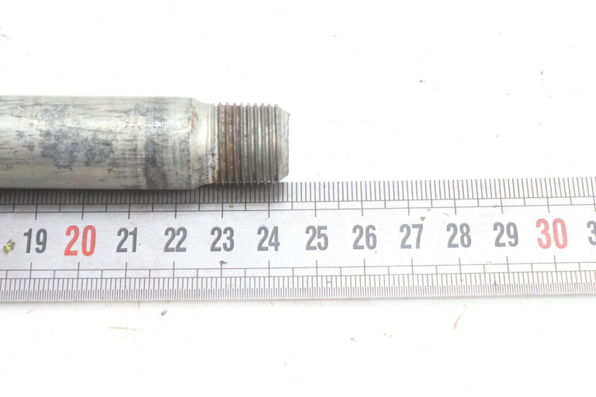 photo de FRONT WHEEL AXLE KAWASAKI ZZR 600 (1995 - 2004) - Alternative perspective