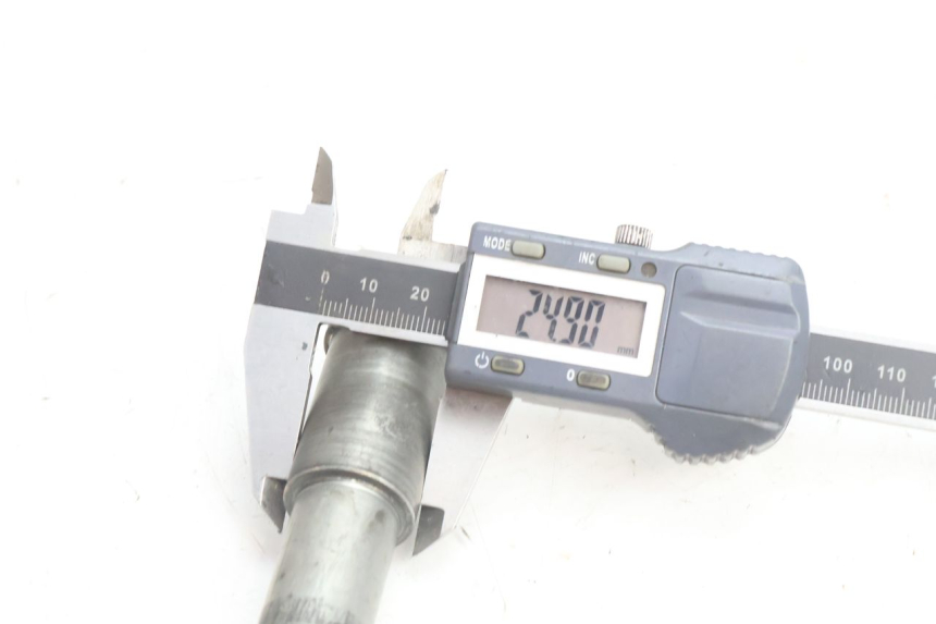 photo de FRONT WHEEL AXLE KAWASAKI ZZR 600 (1995 - 2004) - Product overview