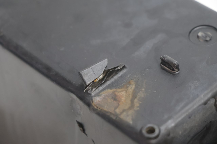 photo de BATTERY BOX KAWASAKI ER-6 ER6 N 650 (2005 - 2009) - Technical close-up