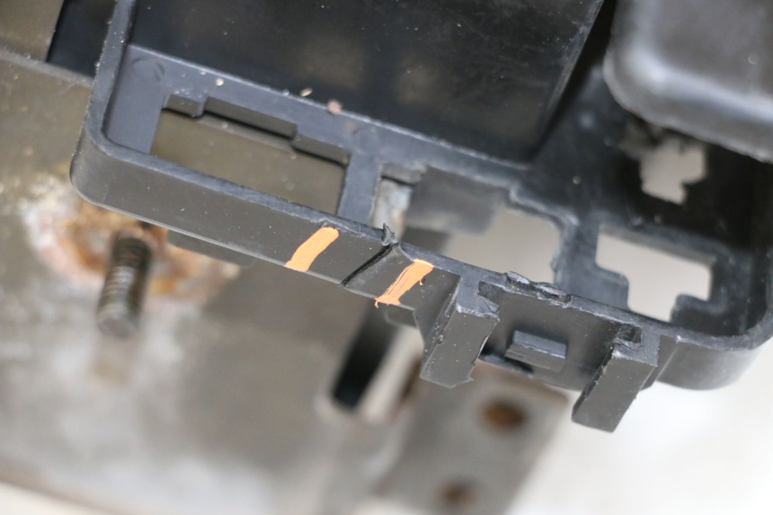 photo de BATTERY BOX HONDA VT C2 SHADOW 750 (1997 - 2001) - Surface and material condition