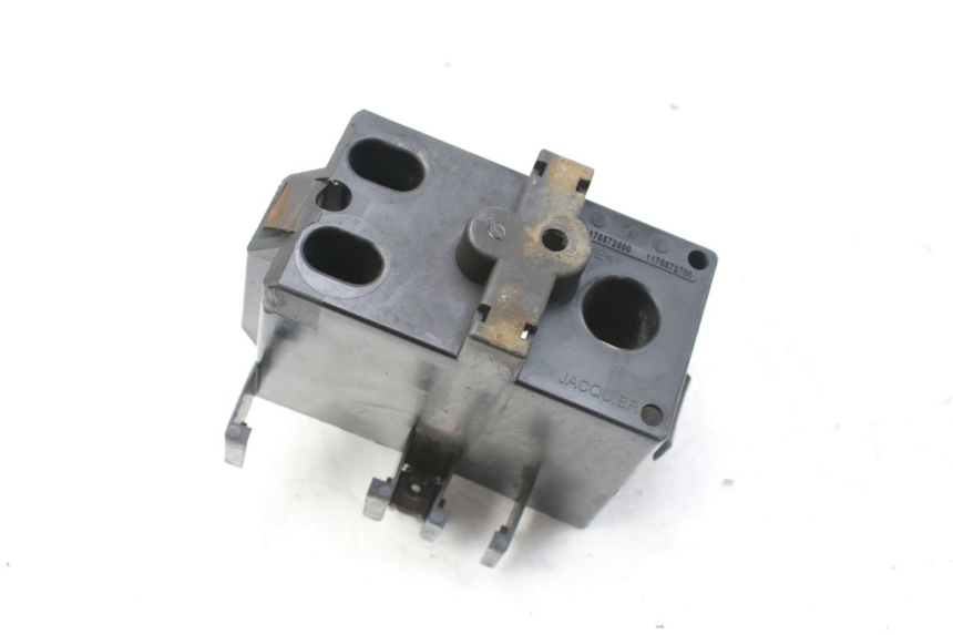 photo de BATTERY TRAY PEUGEOT LUDIX 50 (2008 - 2017) - Zoom on usage condition