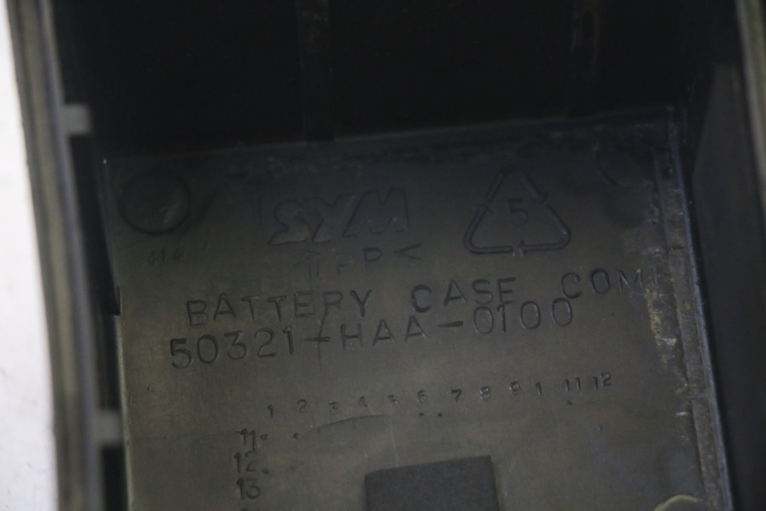 photo de BATTERY BOX SYM ORBIT III 3 4T 50 (2021 - 2025) - Zoom on usage condition