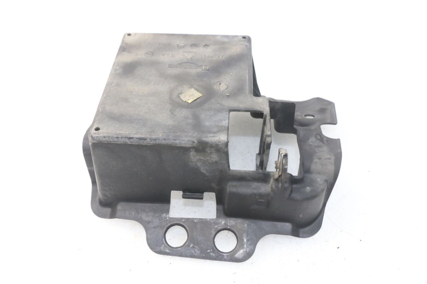 photo de BATTERY BOX TRIUMPH SPRINT ST ABS 1050 (2005 - 2007) - Zoom on usage condition