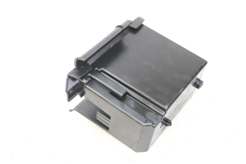 photo de BATTERY BOX PIAGGIO VESPA PRIMAVERA 4T 50 (2021 - 2024) - Alternative perspective