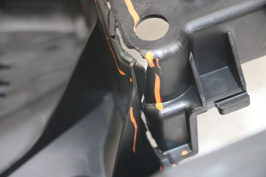 photo de BATTERY TRAY YAMAHA XMAX X-MAX ABS 125 (2017 - 2020) - Alternative perspective