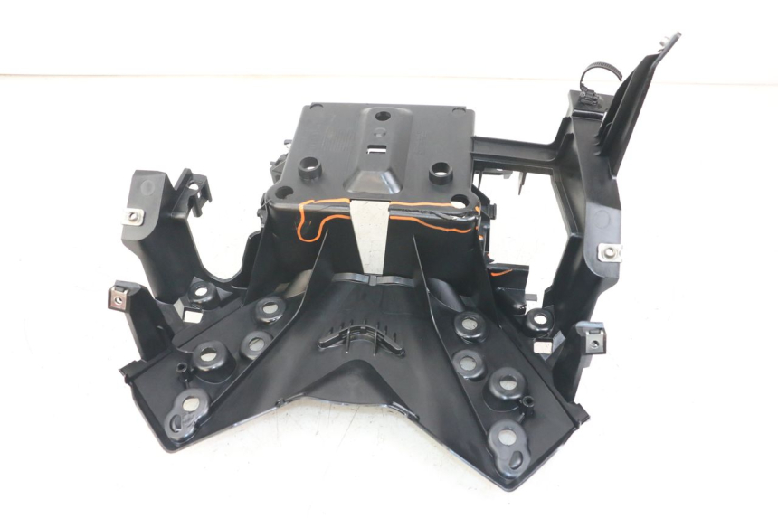 photo de BATTERY TRAY YAMAHA XMAX X-MAX ABS 125 (2017 - 2020) - Fixing points details