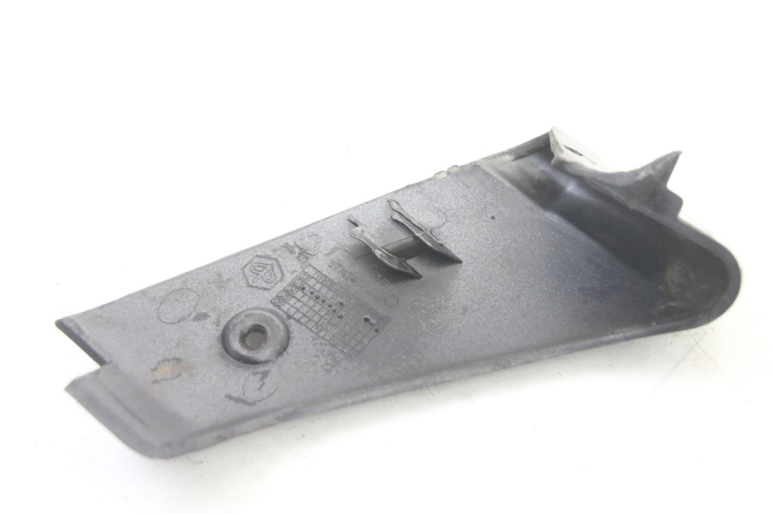 photo de RIGHT REAR LOWER FAIRING PIAGGIO VESPA GRANTURISMO 125 (2003 - 2007) - Fixing points details