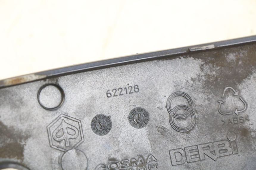 photo de RIGHT REAR LOWER FAIRING PIAGGIO VESPA LXV 125 (2006 - 2009) - Component detail