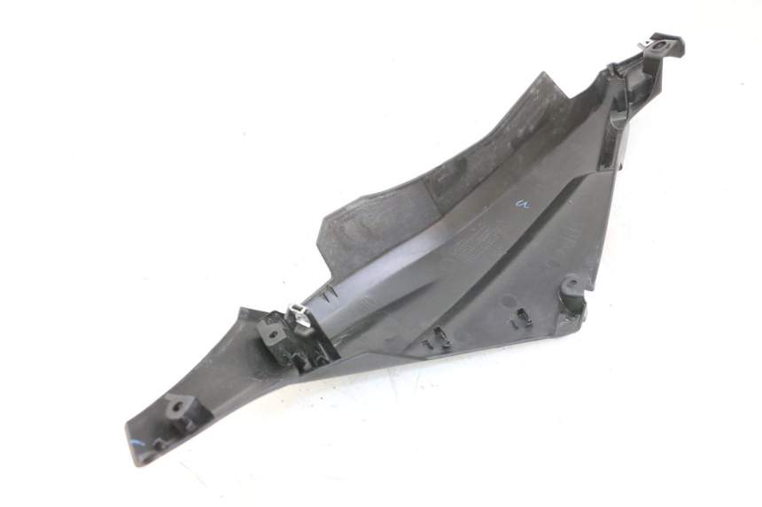 photo de REAR RIGHT BELLY PANEL YAMAHA XMAX X-MAX 125 (2021 - 2025) - Zoom on usage condition