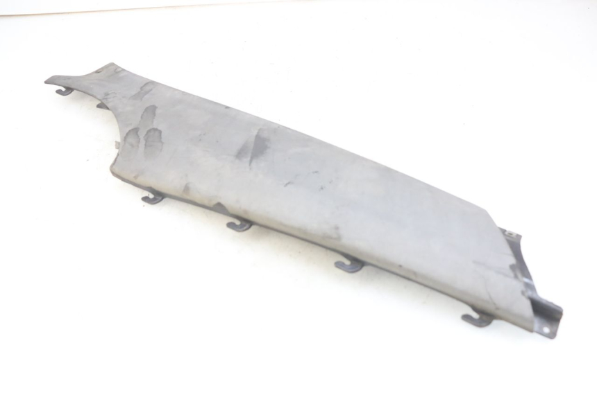 photo de RIGHT REAR LOWER FAIRING PIAGGIO X9 125 (2000 - 2003) - Technical close-up